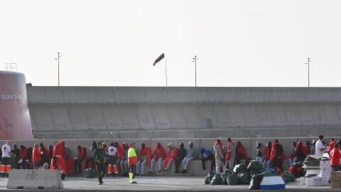 Decenas de migrantes son atendidos por los equipos de Emergencias de Canarias, en el Puerto de La Estaca, en El Hierro. Europa Press Canarias