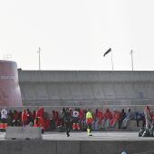 Decenas de migrantes son atendidos por los equipos de Emergencias de Canarias, en el Puerto de La Estaca, en El Hierro. Europa Press Canarias