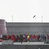 Decenas de migrantes son atendidos por los equipos de Emergencias de Canarias, en el Puerto de La Estaca, en El Hierro. Europa Press Canarias Decenas de migrantes son atendidos por los equipos de Emergencias de Canarias, en el Puerto de La Estaca, en El Hierro. Europa Press Canarias