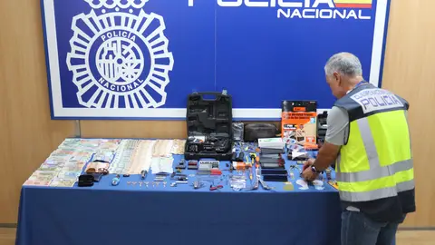 La Policía Nacional ha desarticulado un grupo dedicado a robos en domicilios con base inicial en Torrevieja La Policía Nacional ha desarticulado un grupo dedicado a robos en domicilios con base inicial en Torrevieja