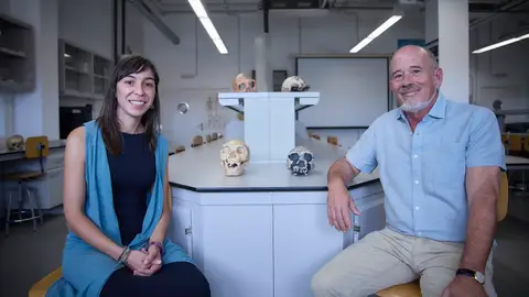 La Universidad de Alcalá participa en el estudio que demuestra comportamiento altruista de los neandertales, que cuidaban y protegían a los miembros más vulnerables de sus comunidades Mercedes Conde e Ignacio Martínez, investigadores de la Universidad de Alcalá