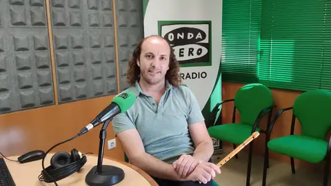 Óscar Ibáñez - Músico El músico Óscar Ibáñez en el estudio de Onda Cero Pontevedra