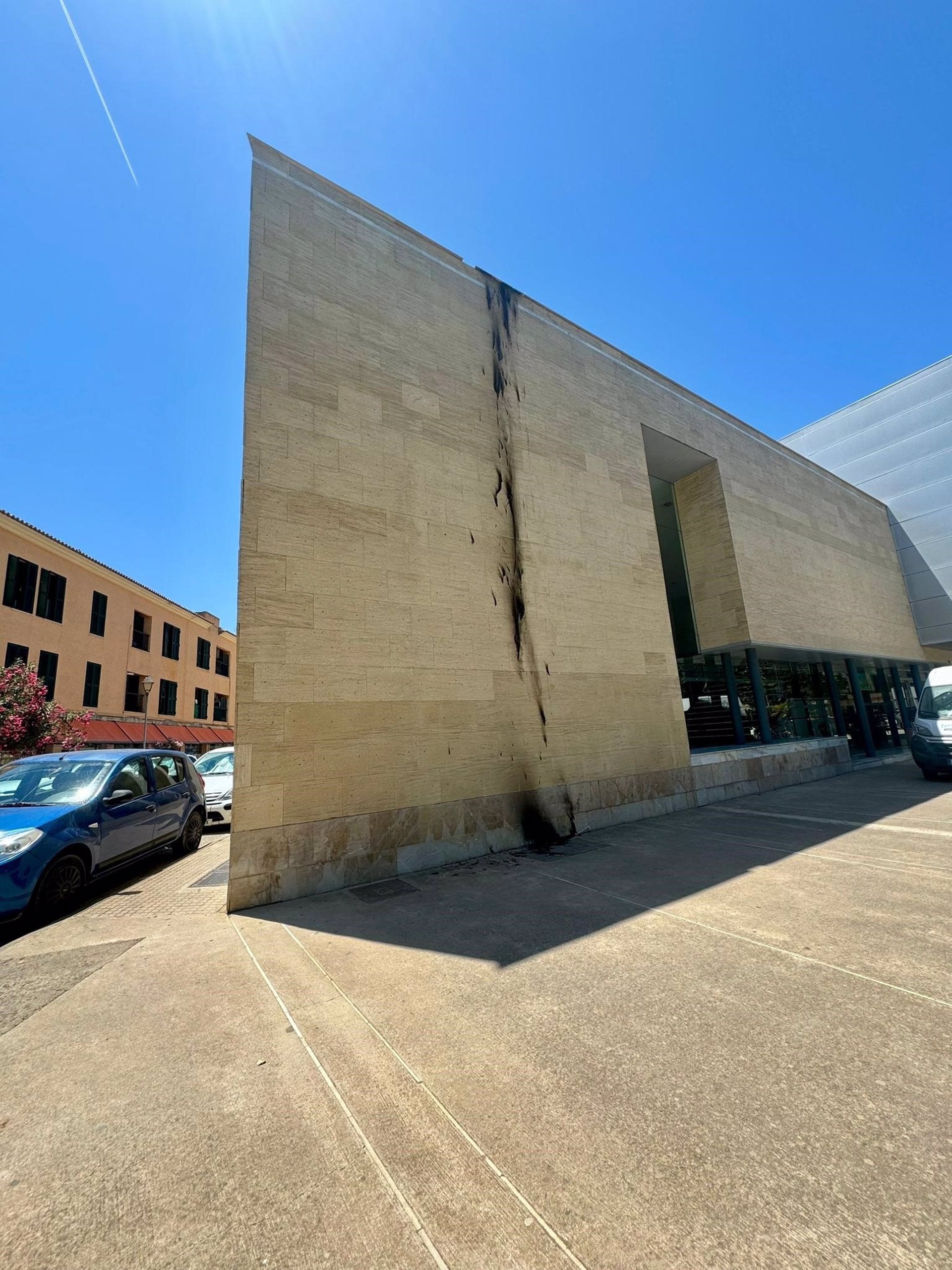 El ayuntamiento de Alcúdia condena la quema de la bandera LGTBI en su auditorio El ayuntamiento de Alcúdia condena la quema de la bandera LGTBI en su auditorio