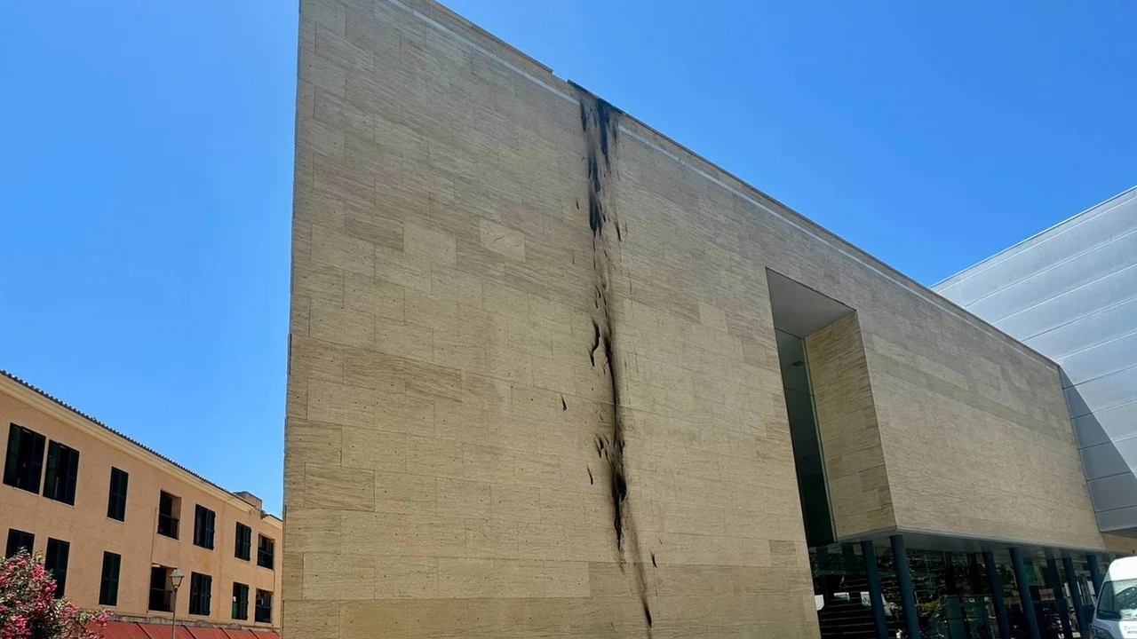 El ayuntamiento de Alcúdia condena la quema de la bandera LGTBI en su auditorio