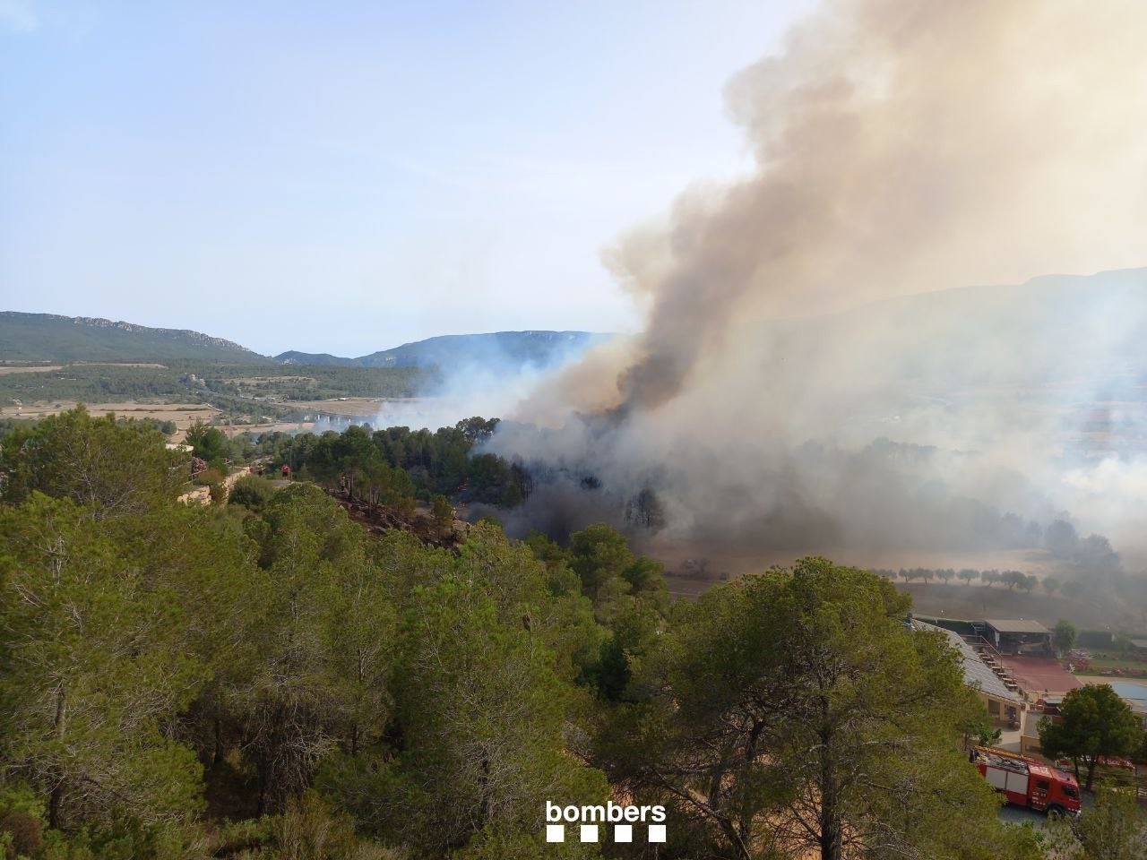 El incendio de un autobús de la N-240 obliga a confinar un camping en Tarragona e interrumpe el AVE El incendio de un autobús de la N-240 obliga a confinar un camping en Tarragona e interrumpe el AVE