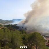 El incendio de un autobús de la N-240 obliga a confinar un camping en Tarragona e interrumpe el AVE