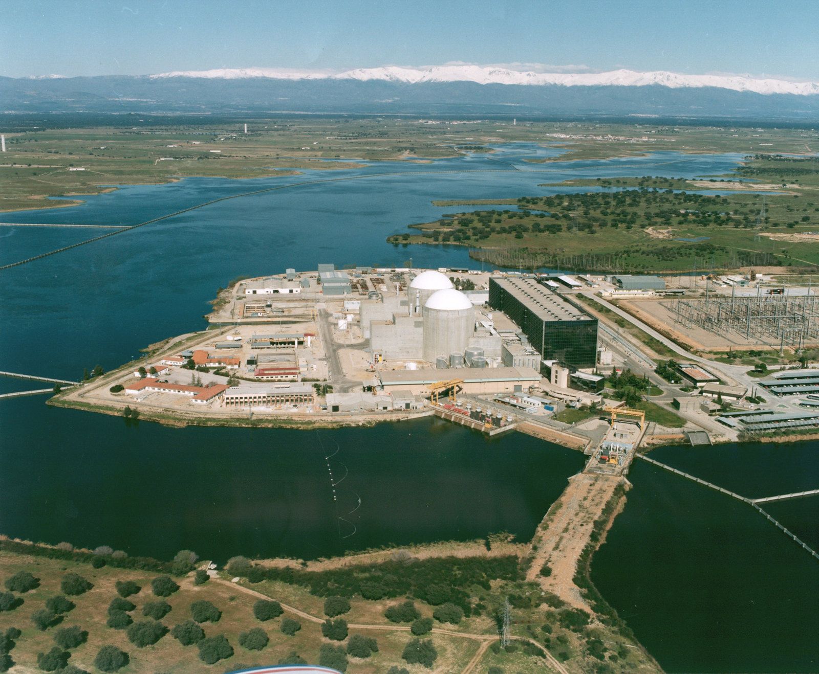 La Junta considera un atropello la decisión de Enresa de iniciar los trabajos para el desmantelamiento de la Central Nuclear de Almaraz La Junta considera un atropello la decisión de Enresa de iniciar los trabajos para el desmantelamiento de la Central Nuclear de Almaraz