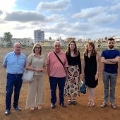 Maria Josep Amigó, Paula Espinosa y representantes de Compromís, en el Malecón de Menera de Puerto de Sagunto