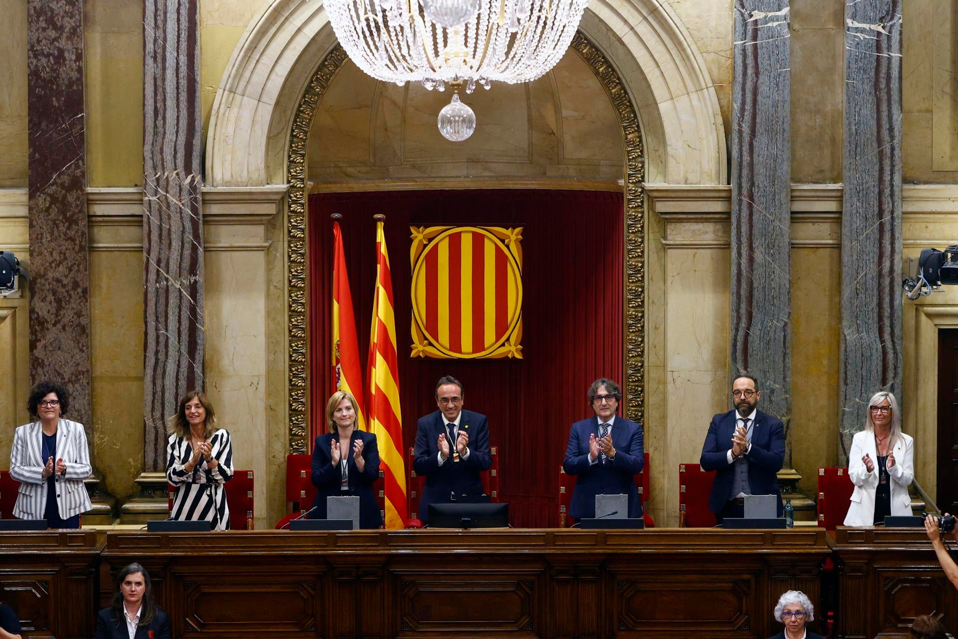 El PSC y los independentistas pactan reformar el reglamento del Parlament para garantizar el voto de Puigdemont El PSC y los independentistas pactan reformar el reglamento del Parlament para garantizar el voto de Puigdemont