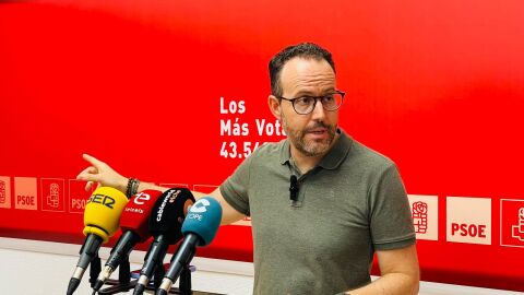 Héctor Díez, portavoz del PSOE en el Ayuntamiento de Elche en una rueda de prensa. 