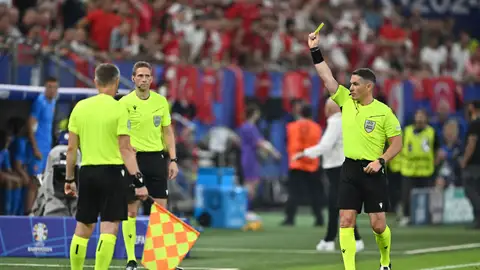 Un árbitro muestra una cartulina amarilla durante la Eurocopa 2024 Un árbitro muestra una cartulina amarilla durante la Eurocopa 2024