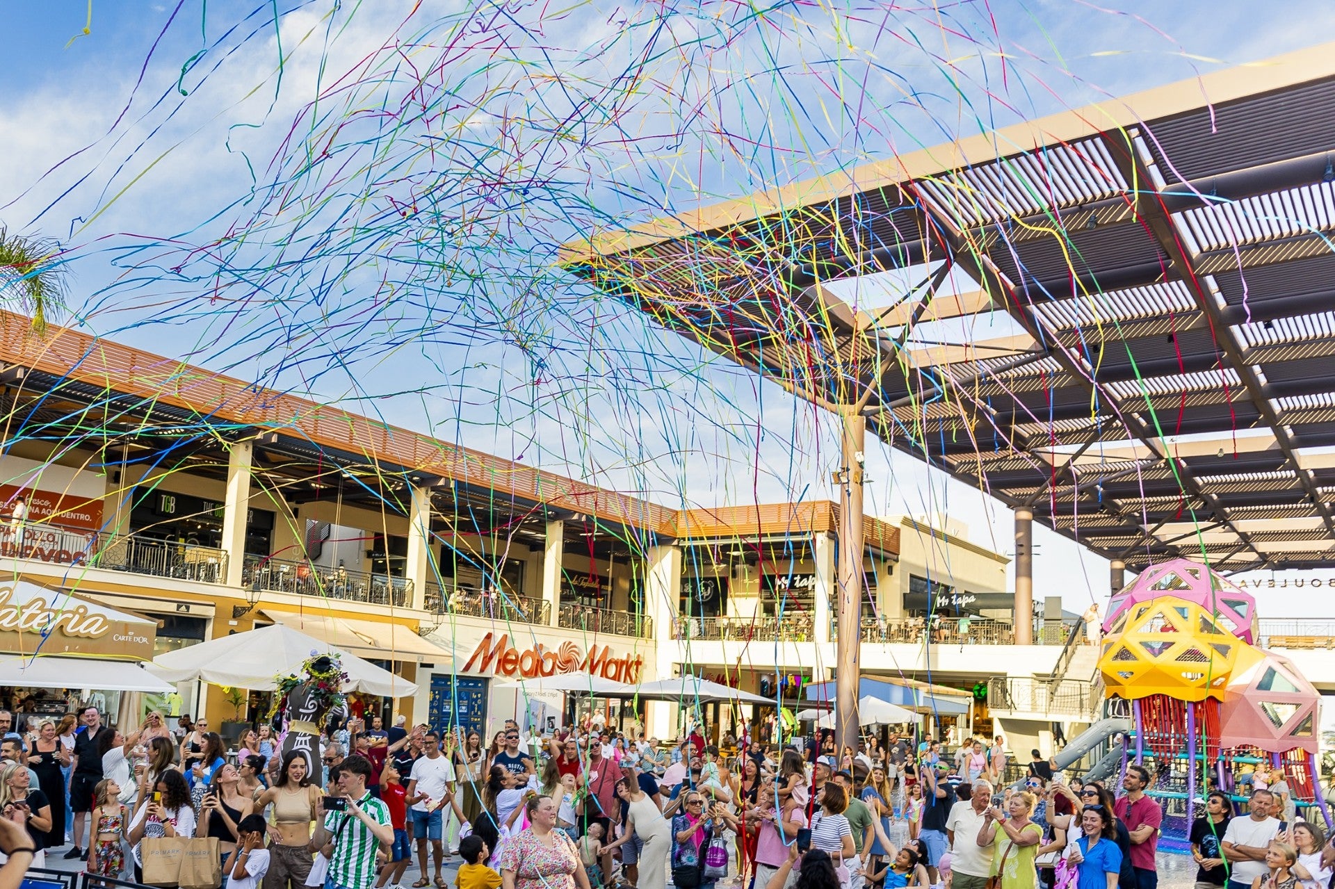 Zenia Boulevard se viste de fiesta este fin de semana para celebrar el fin de las obras de remodelación del centro comercial Zenia Boulevard se viste de fiesta este fin de semana para celebrar el fin de las obras de remodelación del centro comercial
