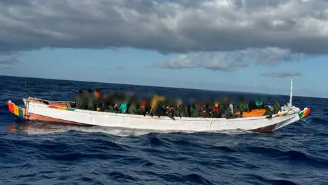 Inmigrantes en una patera en la costa de Canarias Inmigrantes en una patera en la costa de Canarias