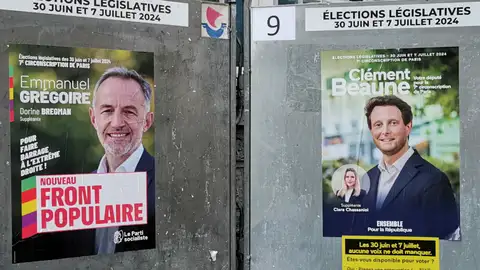 Un cartel electoral del candidato a diputado Clément Beaune, de la coalición macronista Ensemble (Juntos), sin la imagen o el nombre del presidente francés, junto a otro del candidato Emmanuel Grégoire. Un cartel electoral del candidato a diputado Clément Beaune, de la coalición macronista Ensemble (Juntos), sin la imagen o el nombre del presidente francés, junto a otro del candidato Emmanuel Grégoire.