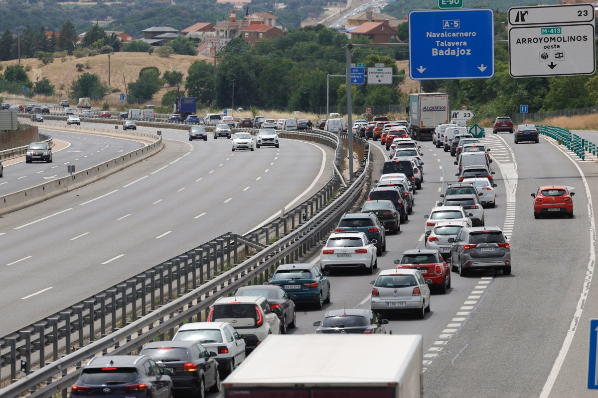 La DGT avisa: así debes colocar las maletas en tu coche si vas a viajar La DGT avisa: así debes colocar las maletas en tu coche si vas a viajar