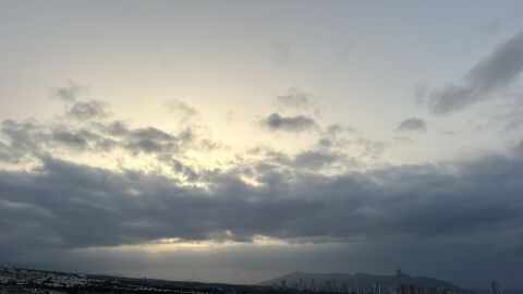 Amanecer con nubes en Benidorm