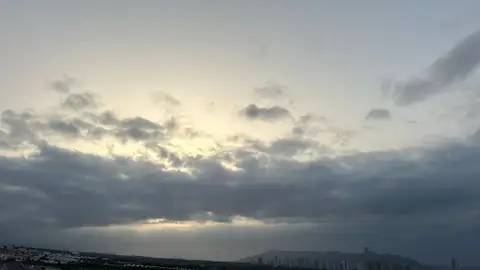 Amanecer con nubes en Benidorm Amanecer con nubes en Benidorm