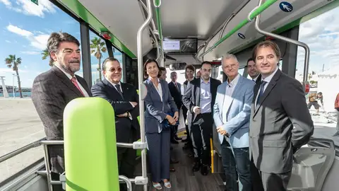 Miembros del ayuntamiento y de Vectalia en un autobús de reciente adquisición Miembros del ayuntamiento y de Vectalia en un autobús de reciente adquisición