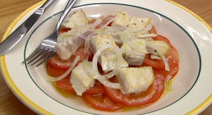 La receta de Robin Food para preparar ensalada de tomate con bonito salteado La receta de Robin Food para preparar ensalada de tomate con bonito salteado