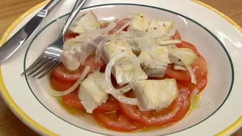 Ensalada de tomate con bonito salteado Ensalada de tomate con bonito salteado