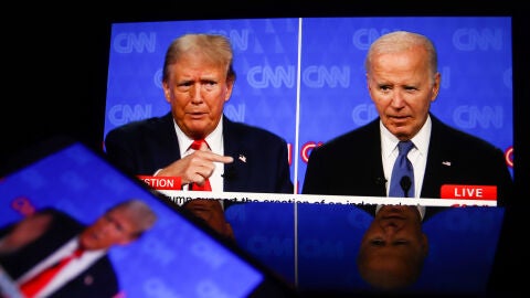 Foto tomada desde una pantalla que muestra el primer debate presidencial entre el presidente estadounidense Joe Biden y el expresidente Donald Trump en el estudio de CNN en Atlanta.
