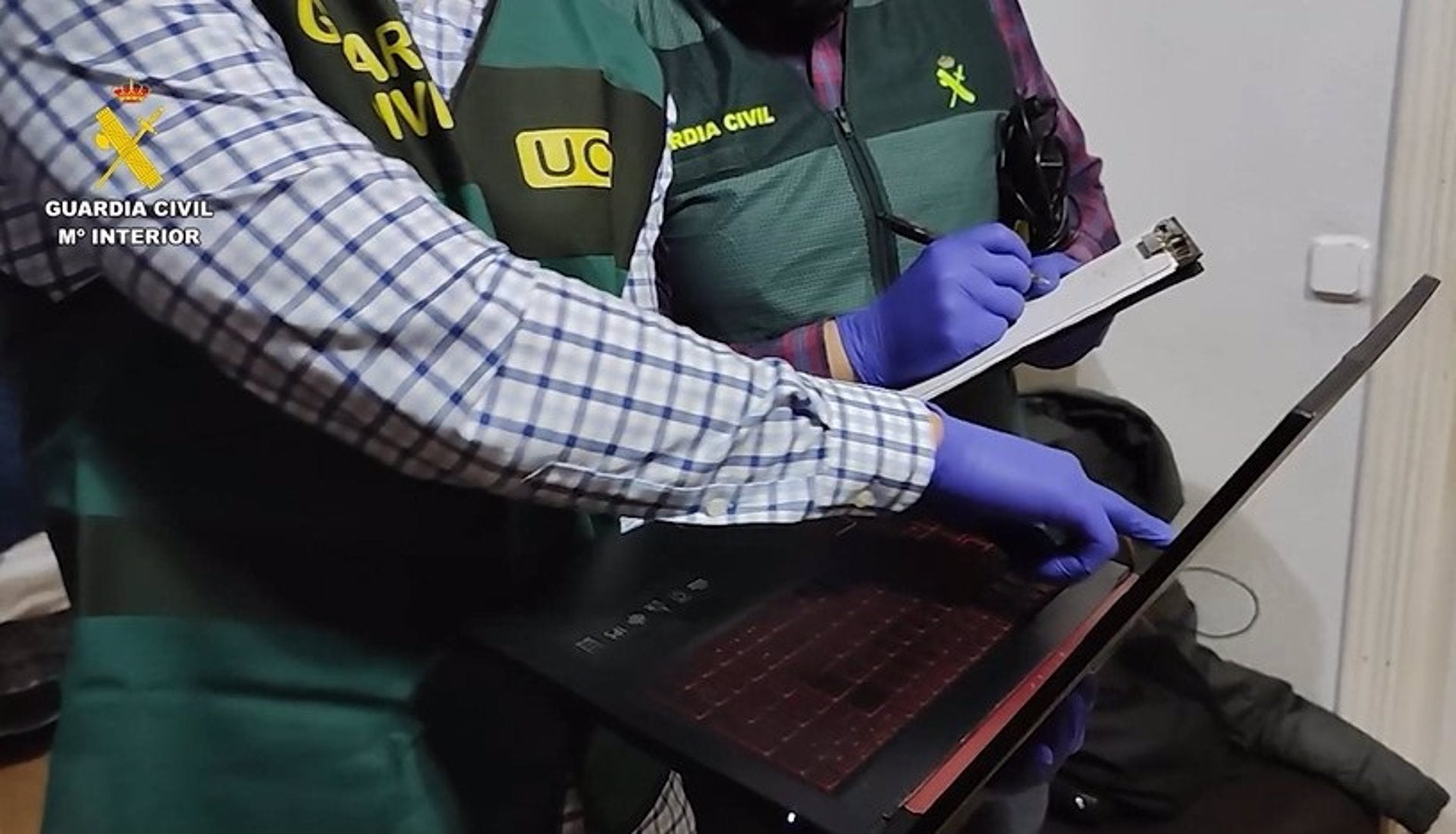 Dos detenidos por un centenar de ciberataques a organismos públicos como el Servicio Cántabro de Salud Dos detenidos por un centenar de ciberataques a organismos públicos como el Servicio Cántabro de Salud