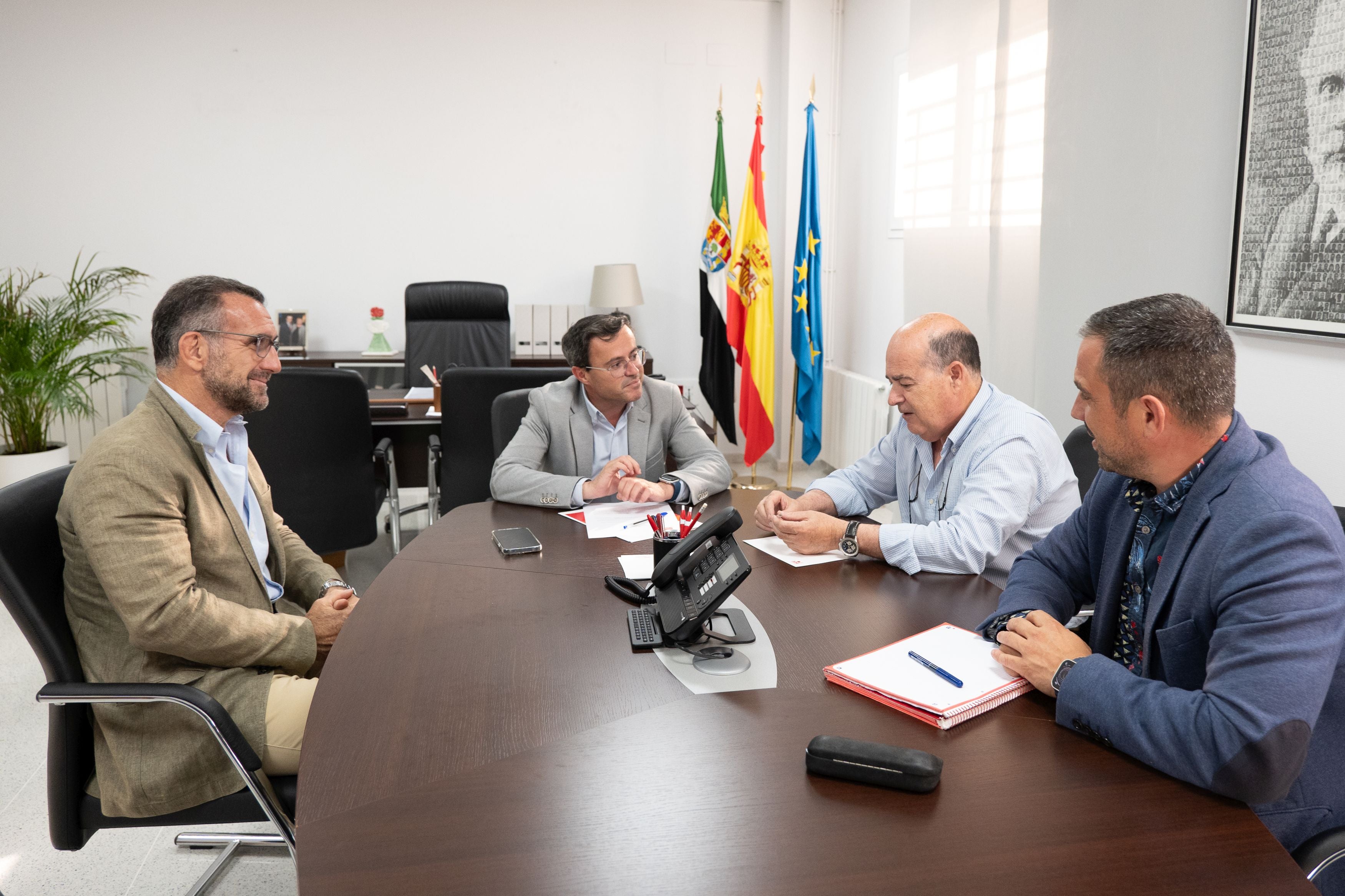 Gallardo muestra su preocupación por la escasa licitación de obra pública extremeña en una reunión con el sector de la construcción Gallardo muestra su preocupación por la escasa licitación de obra pública extremeña en una reunión con el sector de la construcción