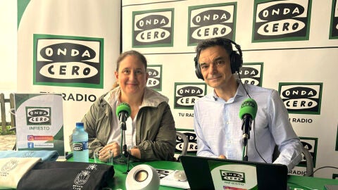 La alcaldesa de Caravia, Salom&eacute; Samartino, junto a Enrique Carballeira