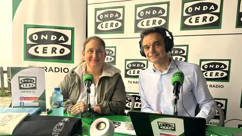 La alcaldesa de Caravia, Salomé Samartino, junto a Enrique Carballeira La alcaldesa de Caravia, Salomé Samartino, junto a Enrique Carballeira