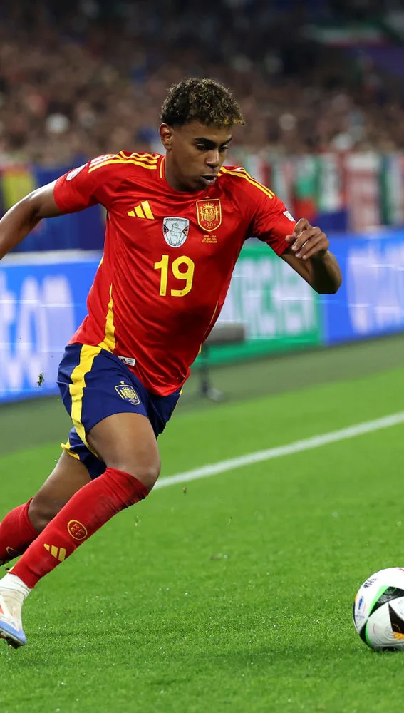 Lamine Yamal durante un partido con la selección española