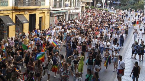 Centenares de personas durante una manifestaci&oacute;n por el Orgullo LGTBI, a 28 de junio de 2022, en Palma de Mallorca