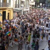 Centenares de personas durante una manifestación por el Orgullo LGTBI, a 28 de junio de 2022, en Palma de Mallorca