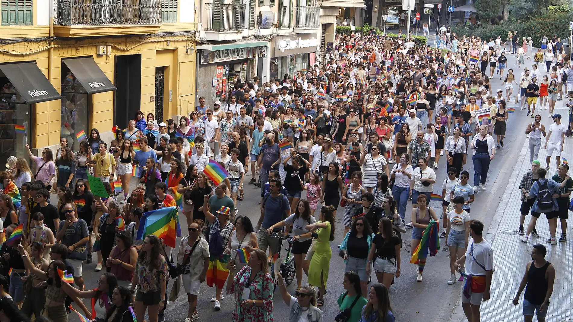 Centenares de personas durante una manifestación por el Orgullo LGTBI, a 28 de junio de 2022, en Palma de Mallorca