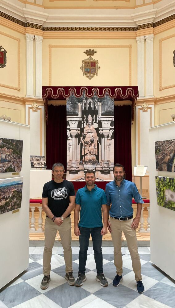 Los autores, junto a la imagen de San Julián en la fachada de la Catedral 