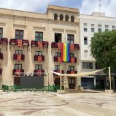 Imagen de archivo de la bandera arcoíris desplegada en el año 2024 en uno de los balcones del Ayuntamiento de Elche. 