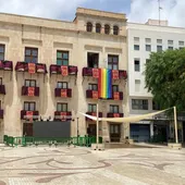 Imagen de archivo de la bandera arcoíris desplegada en el año 2024 en uno de los balcones del Ayuntamiento de Elche. Imagen de archivo de la bandera arcoíris desplegada en el año 2024 en uno de los balcones del Ayuntamiento de Elche.