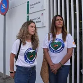 Esposas de los guardias civiles que sobrevivieron a la embestida de una narcolancha en el puerto de Barbate (Cádiz) Esposas de los guardias civiles que sobrevivieron a la embestida de una narcolancha en el puerto de Barbate (Cádiz)