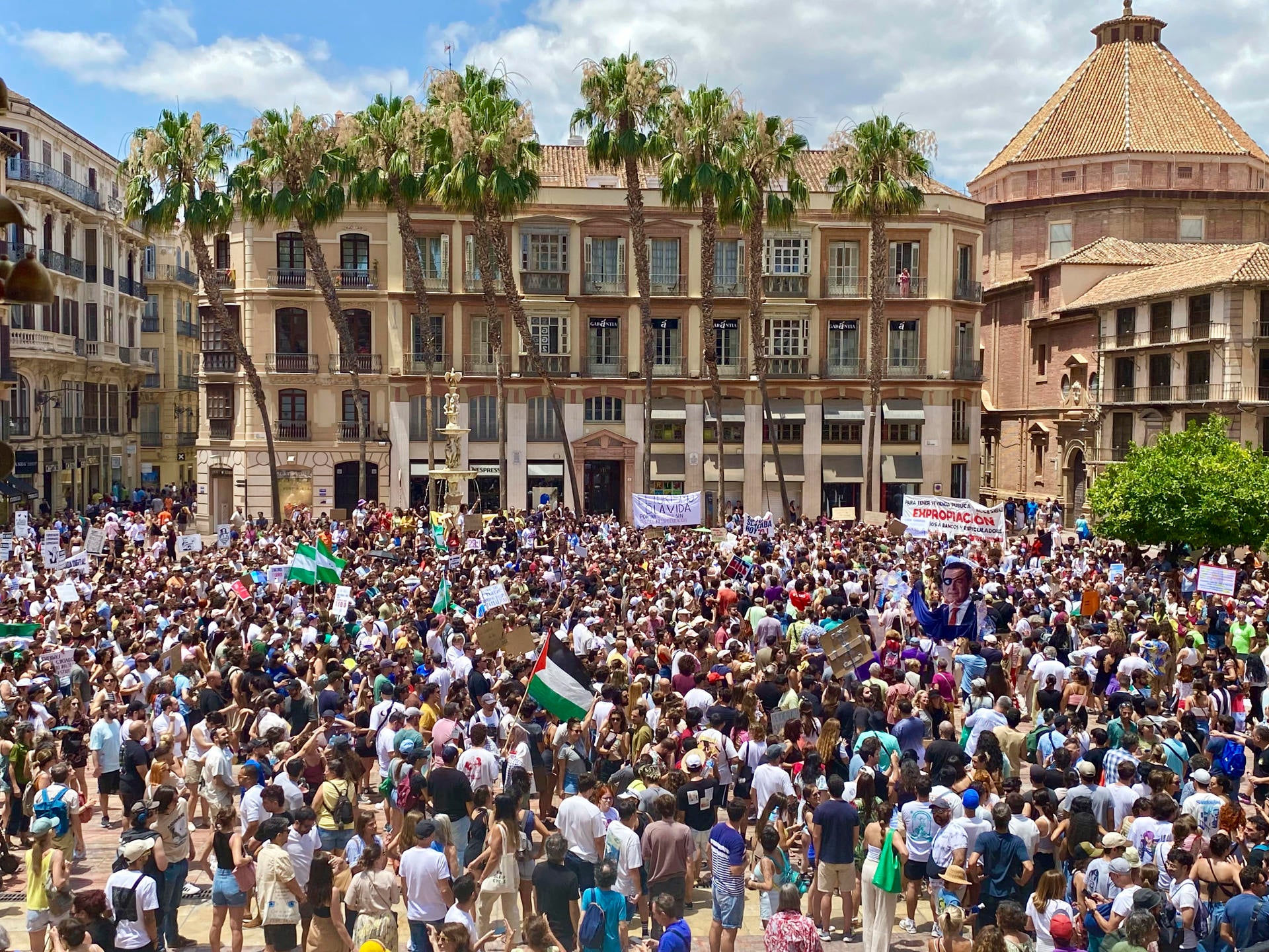 Miles de personas protestan en Málaga contra el turismo masivo y los alquileres abusivos Miles de personas protestan en Málaga contra el turismo masivo y los alquileres abusivos