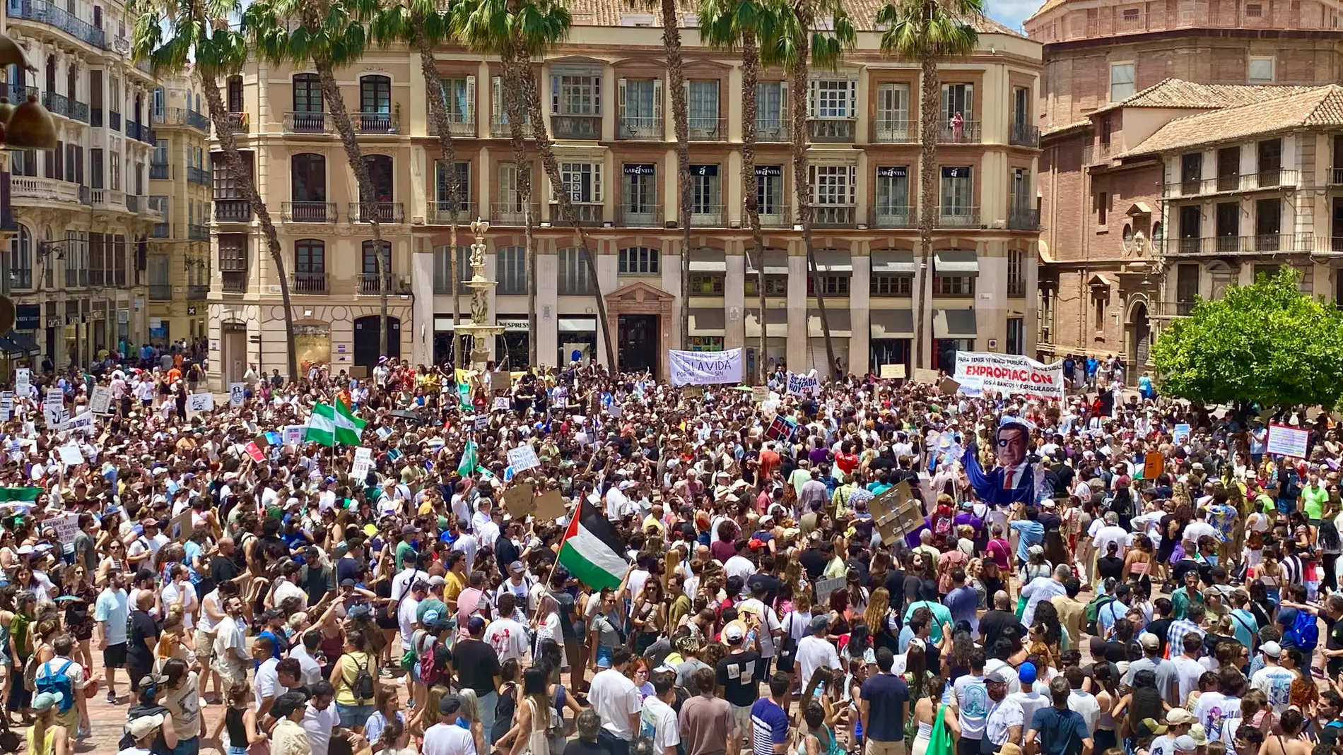 Miles de personas protestan en Málaga contra el turismo masivo y los alquileres abusivos 