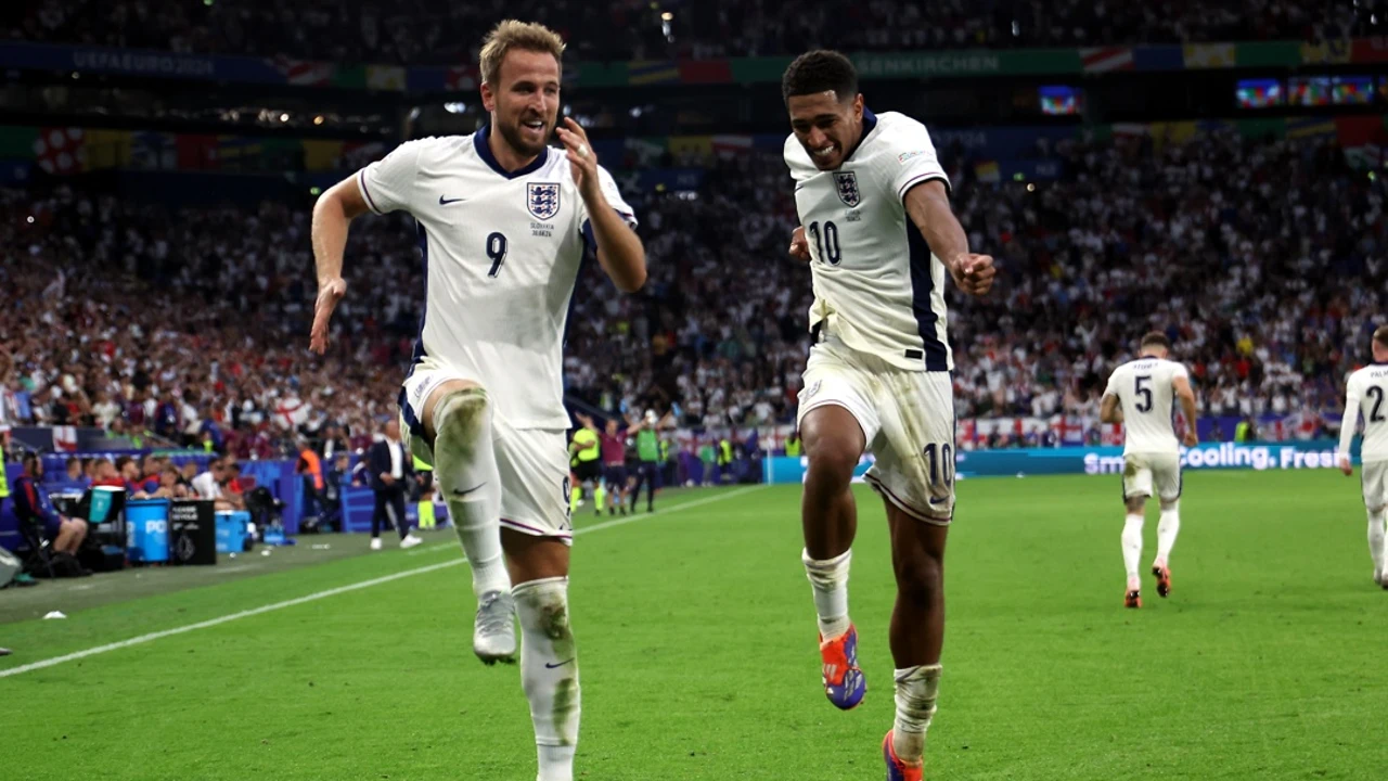 Los jugadores de Inglaterra Jude Bellingham y Harry Kane celebran el 2-1 durante el partido de octavos de final que han jugado Inglaterra y Eslovaquia