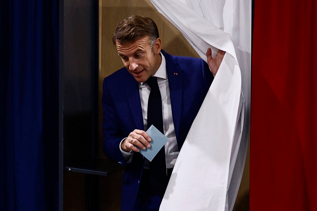 Macron pide unirse contra la extrema derecha en la segunda vuelta Macron pide unirse contra la extrema derecha en la segunda vuelta