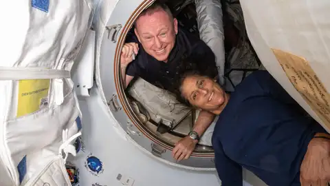 Fotografía cedida por la NASA donde aparecen los astronautas Barry 'Butch' Wilmore y Sunita 'Suni' Williams . Fotografía cedida por la NASA donde aparecen los astronautas Barry 'Butch' Wilmore y Sunita 'Suni' Williams .