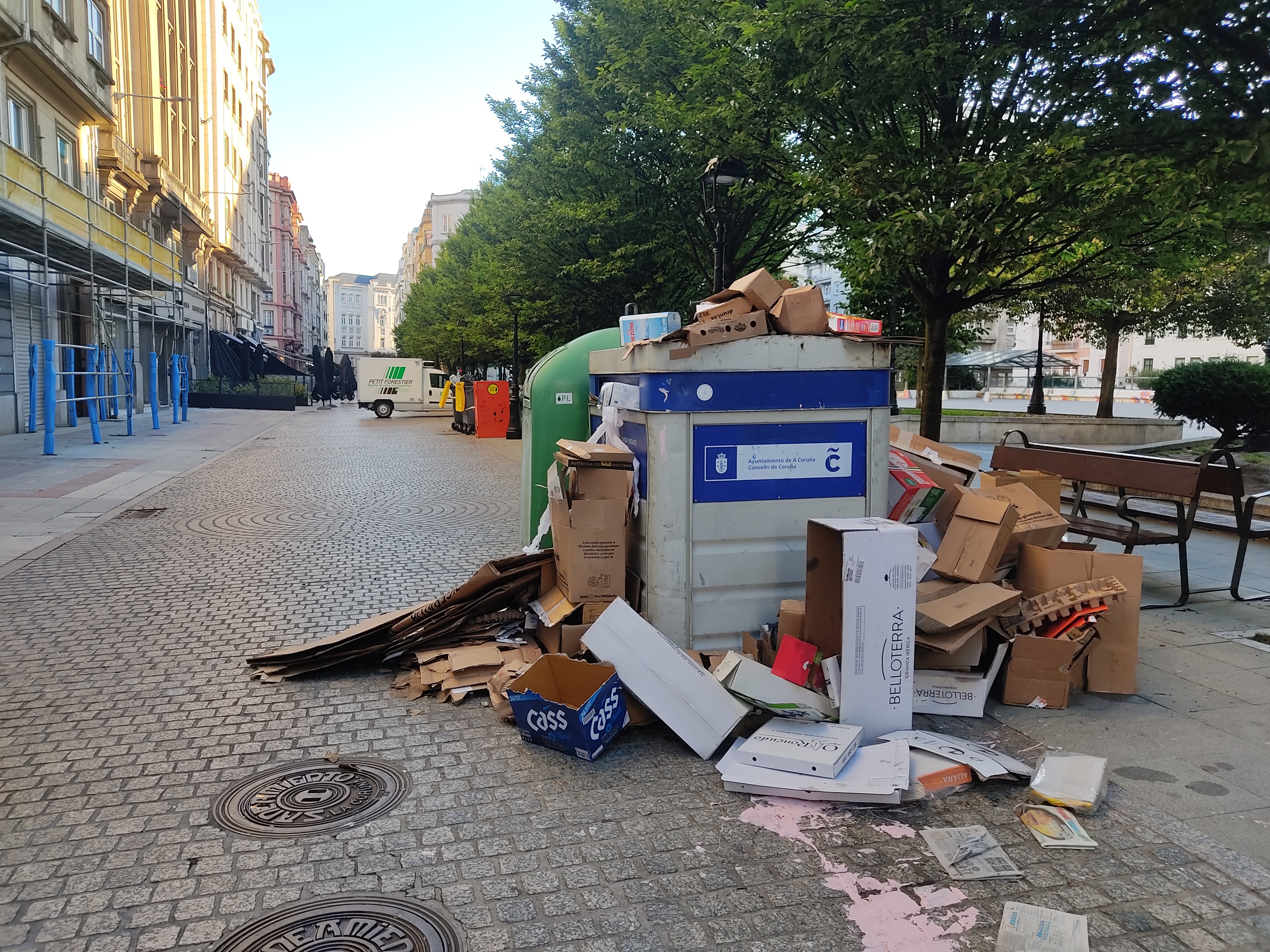 Continúa la basura amontonada en las calles de A Coruña Continúa la basura amontonada en las calles de A Coruña