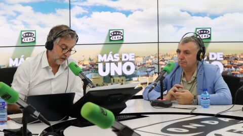 El escritor Manuel Vilas, junto a Carlos Alsina