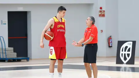 El seleccionador de baloncesto de España, Sergio Scariolo (d) y el jugador Jaime Pradilla durante el entrenamiento del equipo El seleccionador de baloncesto de España, Sergio Scariolo (d) y el jugador Jaime Pradilla durante el entrenamiento del equipo