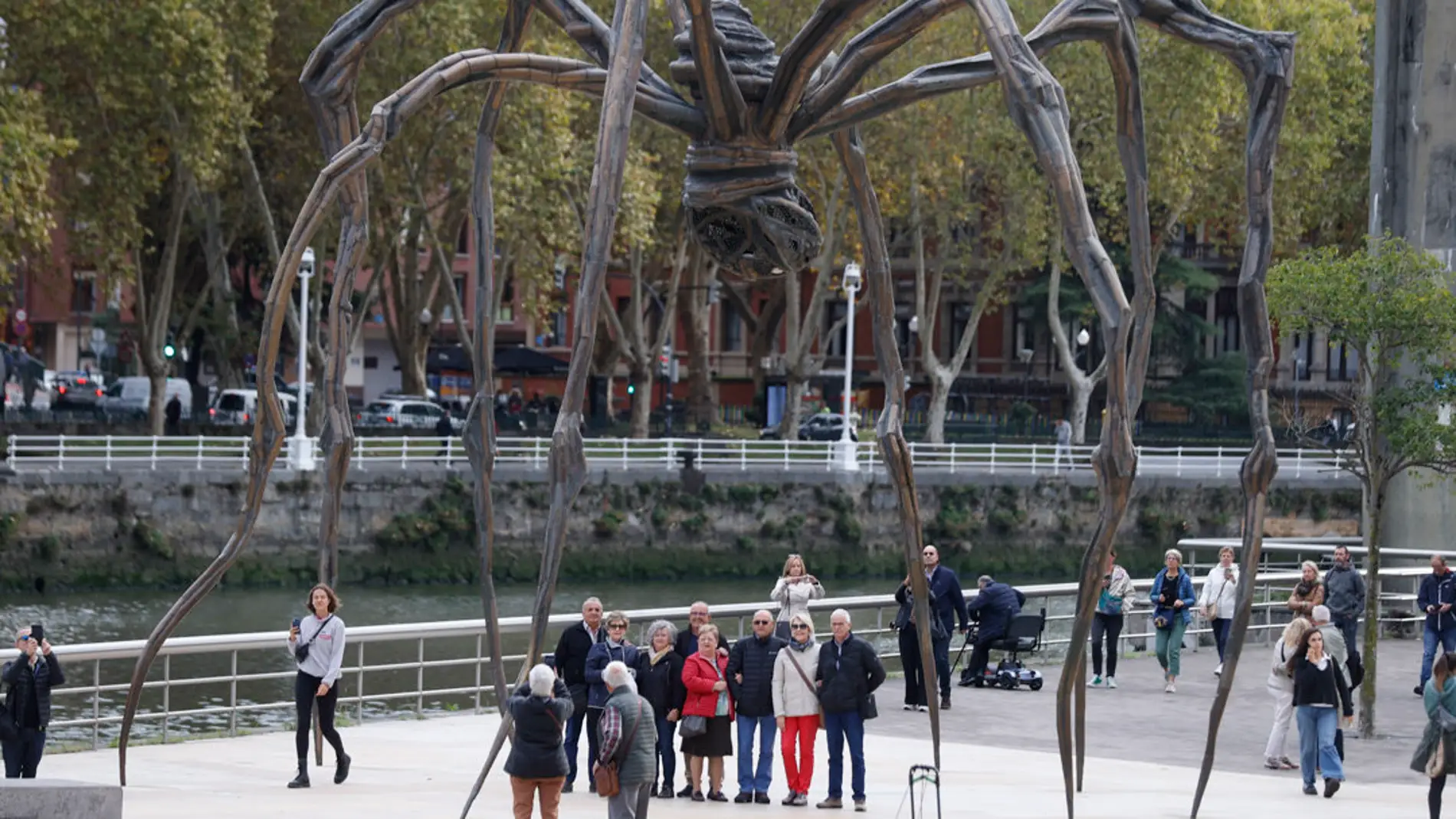 Imagen de archivo de jubilados junto al museo Guggenheim de Bilbao. EFE/Luis Tejido