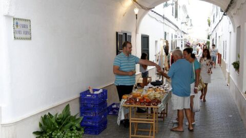 Un comerciante vendiendo en los 'Dimarts as Migjorn'. 