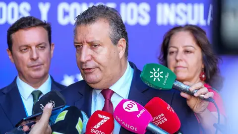 Javier Fernández atiende a los medios junto al presidente de la Comisión de Diputaciones, Cabildos y Consejos Insulares. Javier Fernández atiende a los medios junto al presidente de la Comisión de Diputaciones, Cabildos y Consejos Insulares.