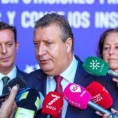 Javier Fernández atiende a los medios junto al presidente de la Comisión de Diputaciones, Cabildos y Consejos Insulares.