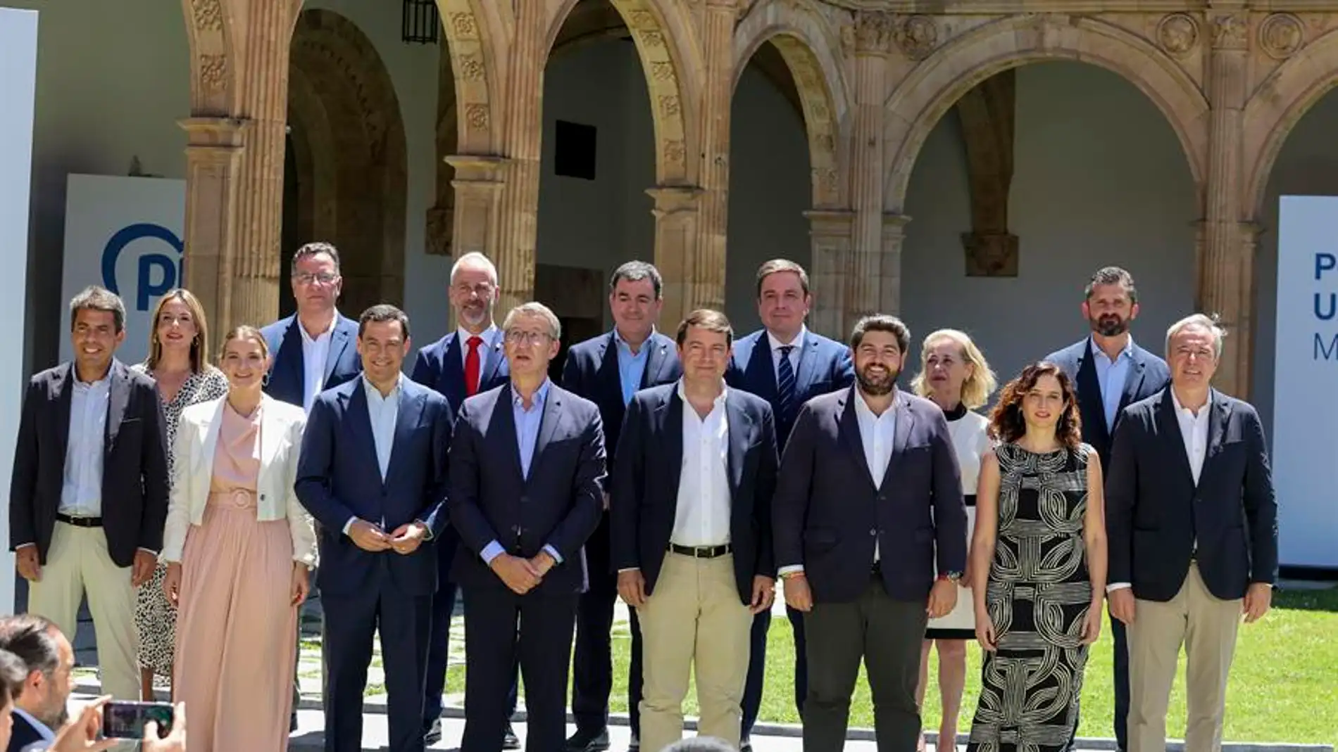El presidente del Partido Popular, Alberto Núñez Feijóo (c), clausura este lunes en Salamanca, el acto "Por una EBAU común", y que contará con la asistencia de miembros de la dirección del partido y presidentes autonómicos del PP.